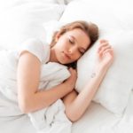 kvalitný spánok spiaca žena matrac postel