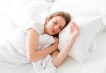 kvalitný spánok spiaca žena matrac postel