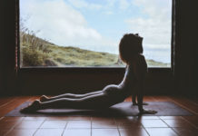 mladá žena, ktorá cvičí jógu