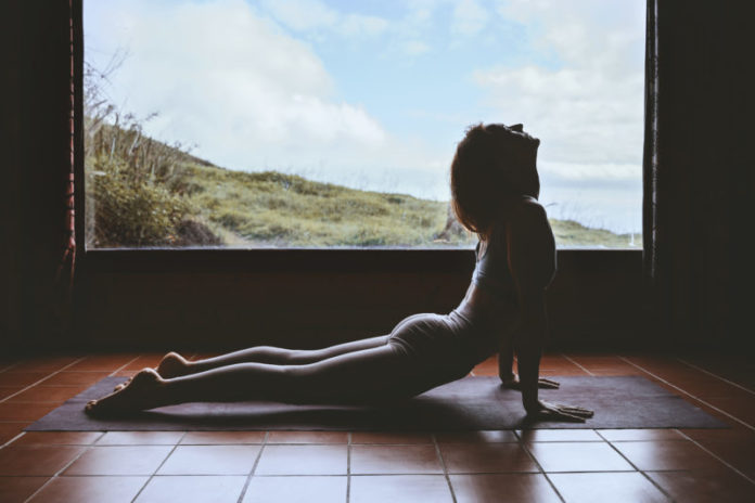 mladá žena, ktorá cvičí jógu