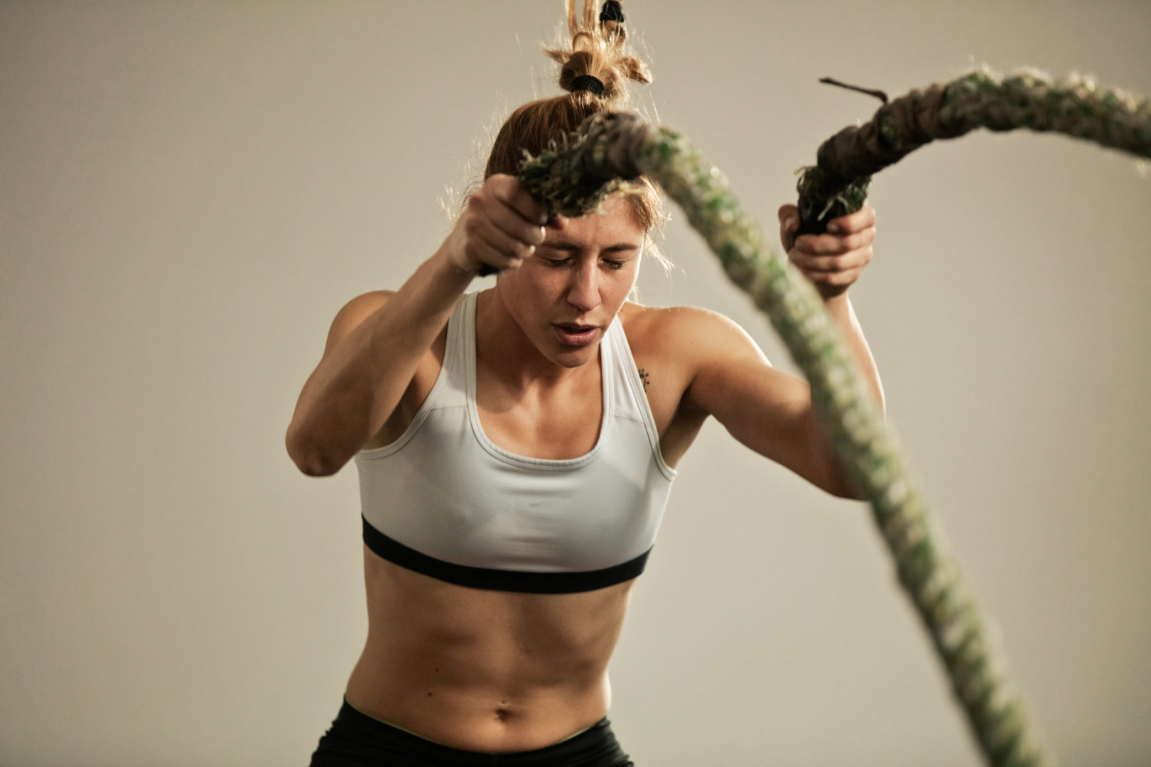 žena cvičí s battle rope lanom