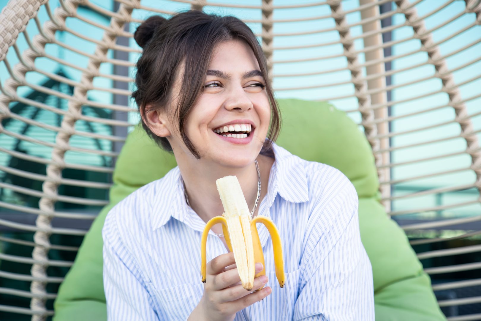 mladá žena s banánom