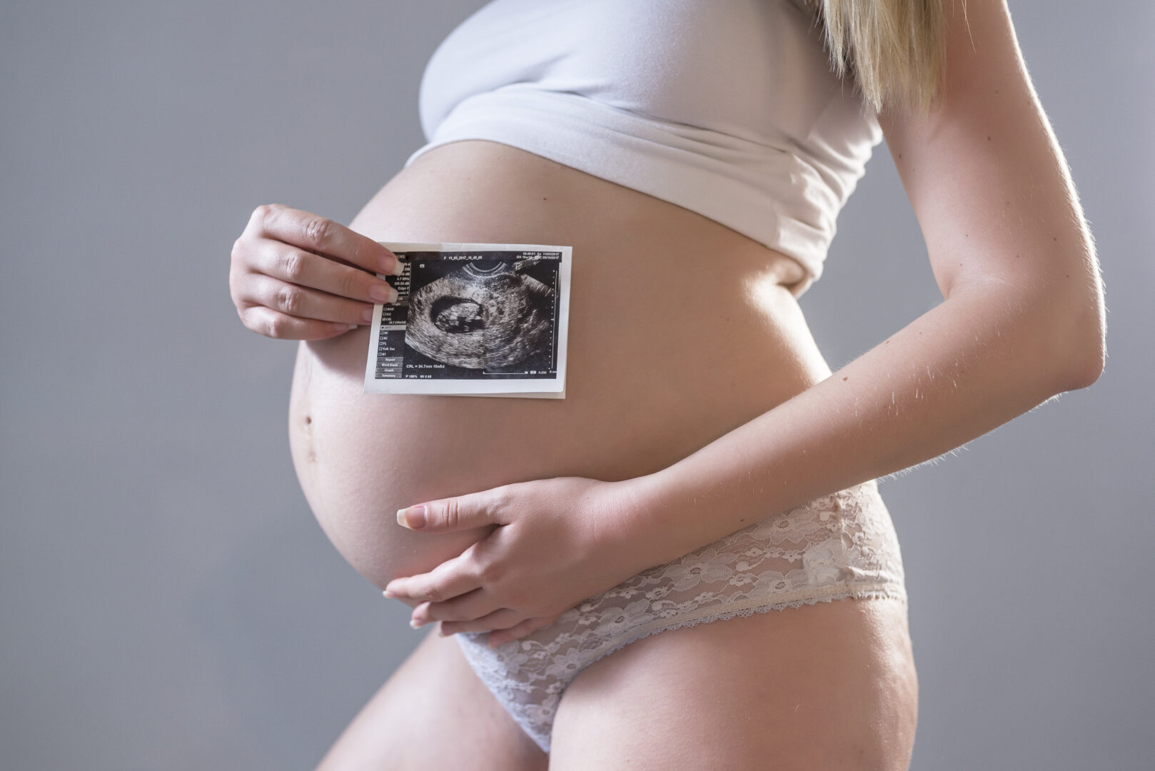 Tehotná žena so snímkou plodu