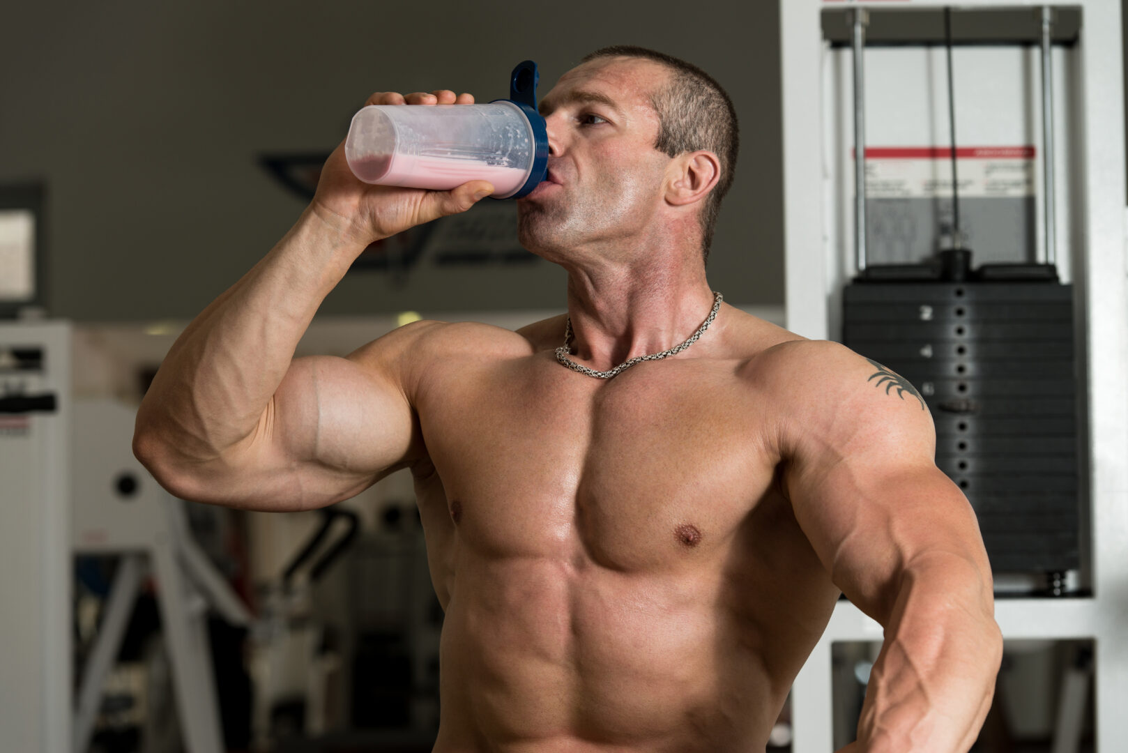 Bodybuilder pije proteín