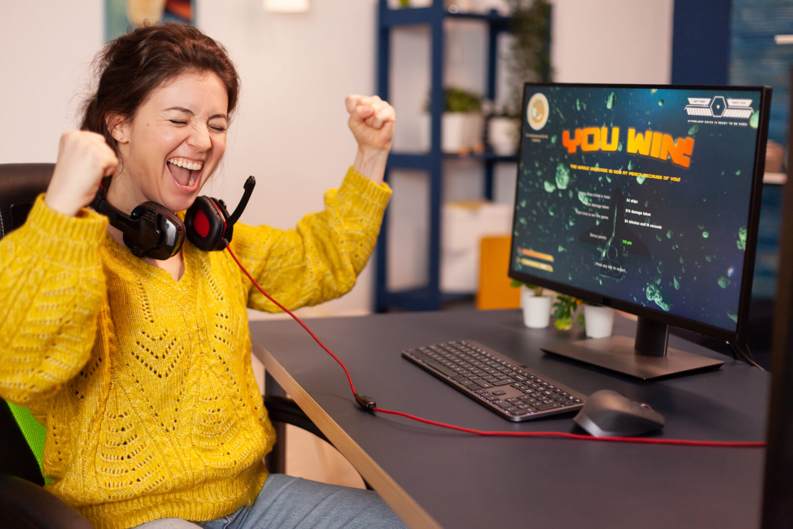 Žena sa teší z online výhry stávkové kancelárie